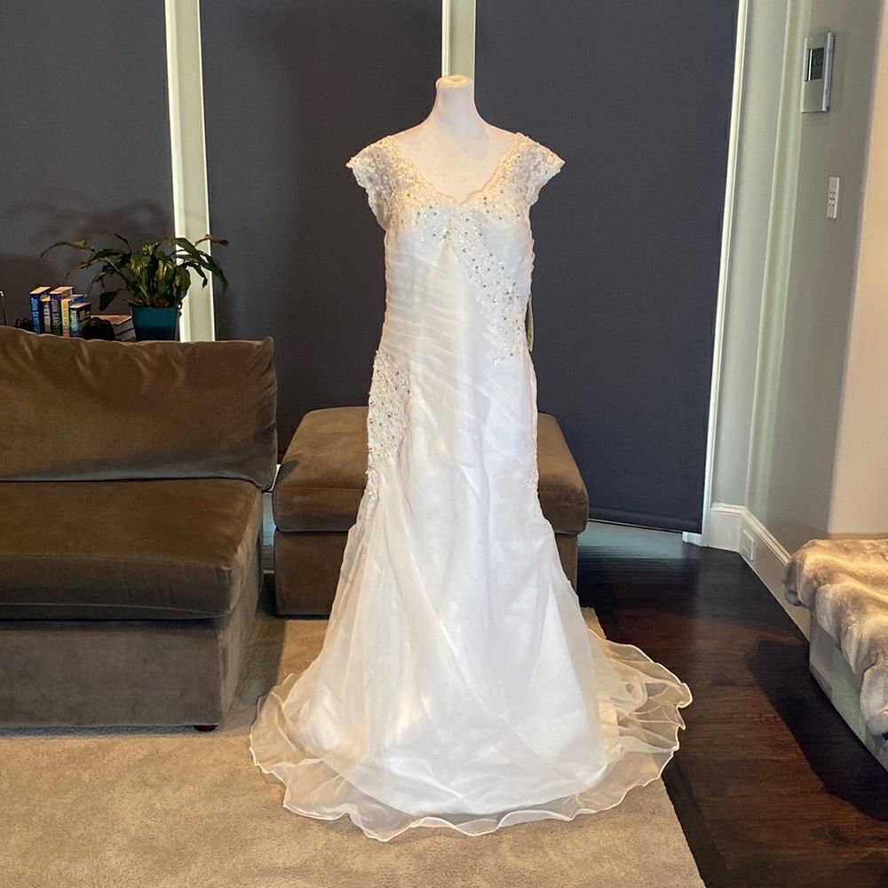 Women’s Wedding Dress Mermaid Fit Zip Up Back Small Train Size 14 NWT